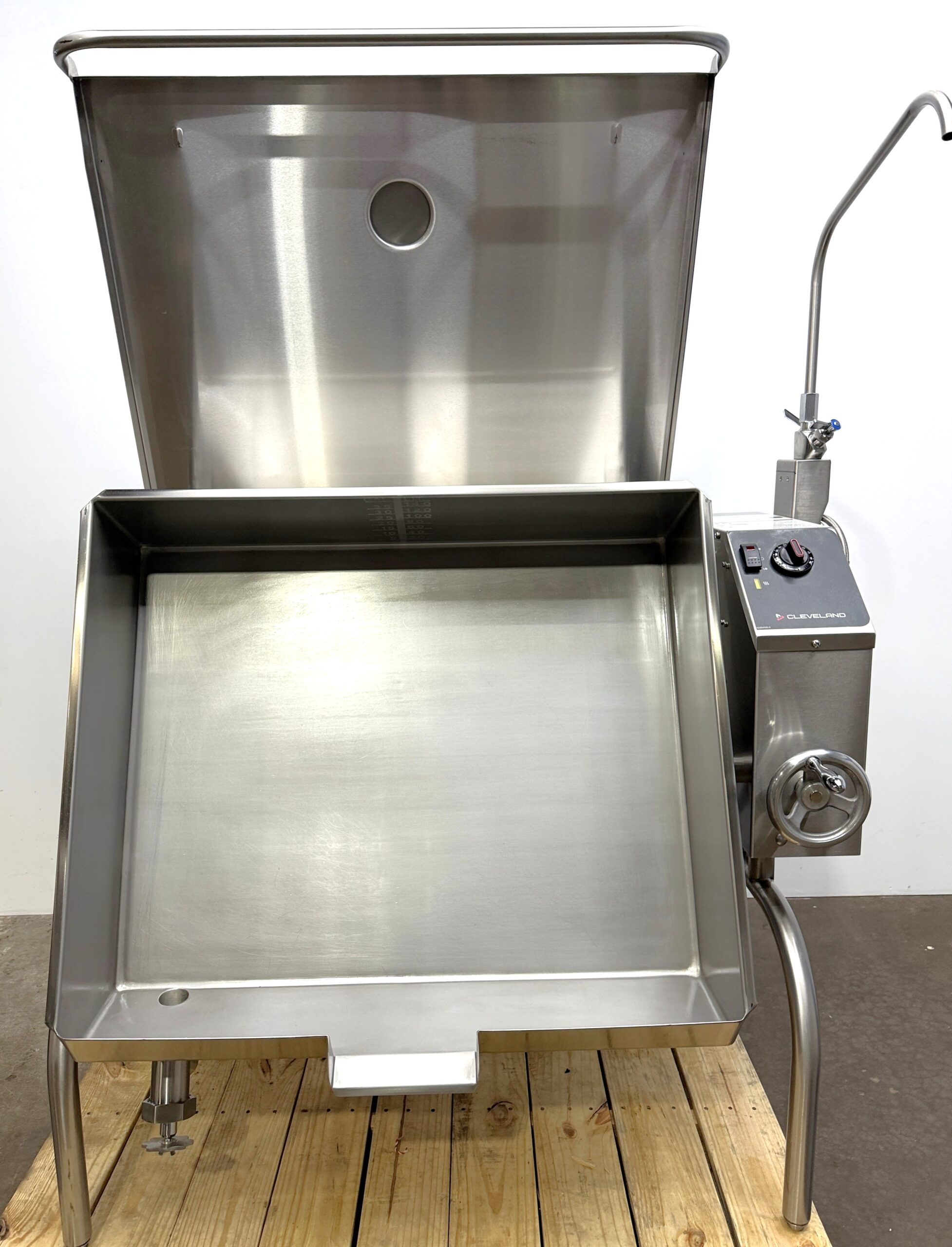 2023 model Cleveland 40 gallon, Natural gas braising pan (NEW OPEN BOX) - Image 6