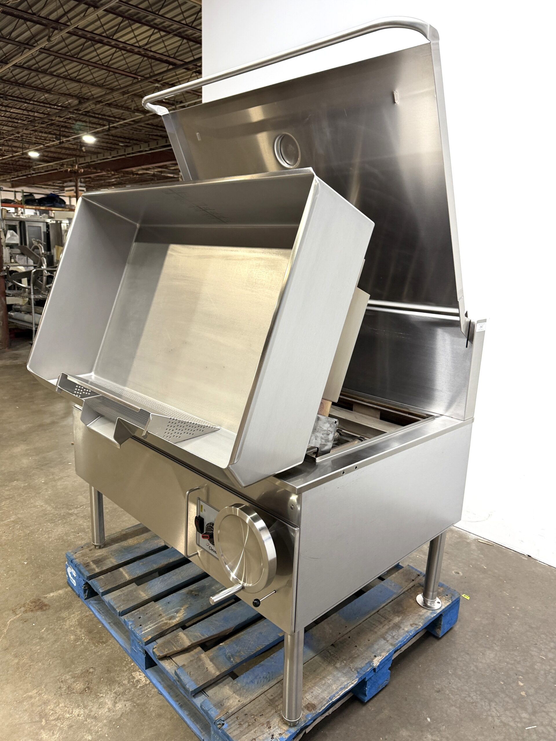Cleveland 40 gallon, Natural gas, Braising pan (Refurbished w/Warranty) - Image 4