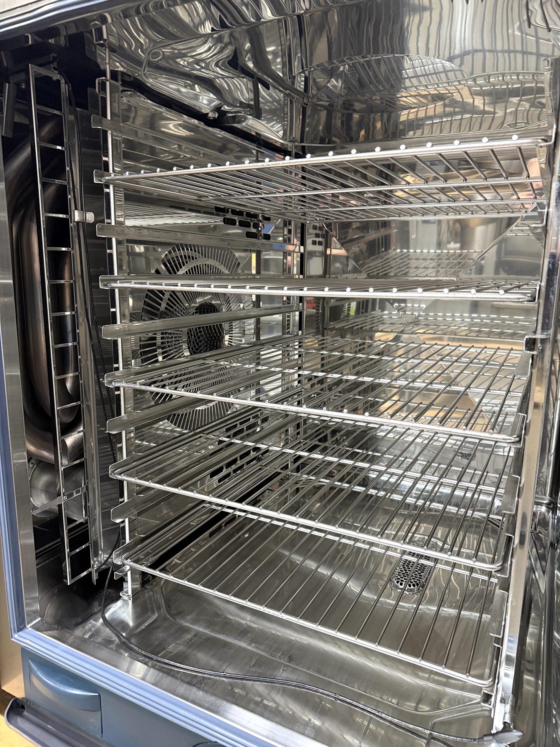 Rational (SCCWE102G) 10 pan/FULL size PROPANE Combi Oven(Refurbished w/Warranty) - Image 4