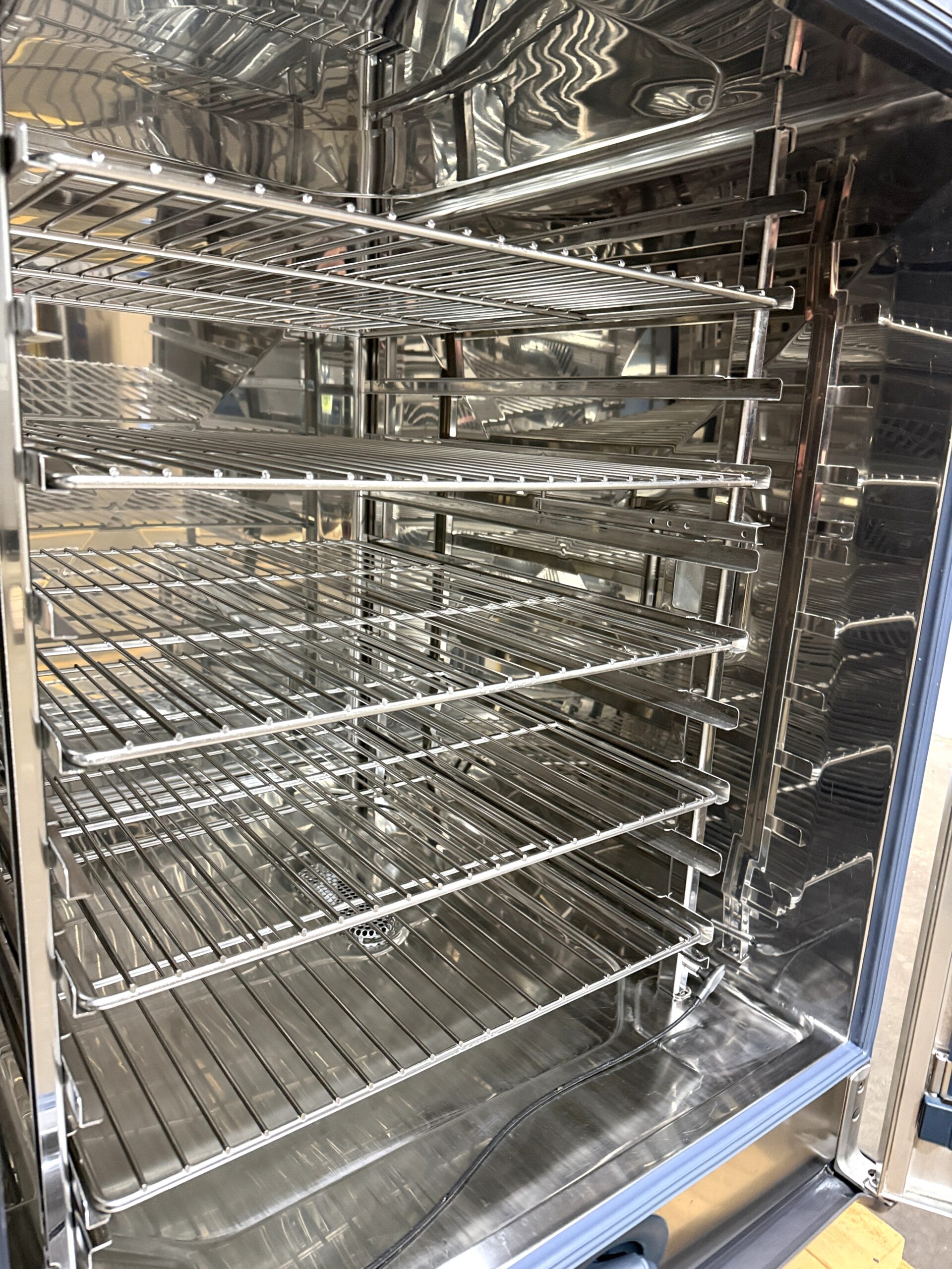 Rational (SCCWE102G) 10 pan/FULL size PROPANE Combi Oven(Refurbished w/Warranty) - Image 3