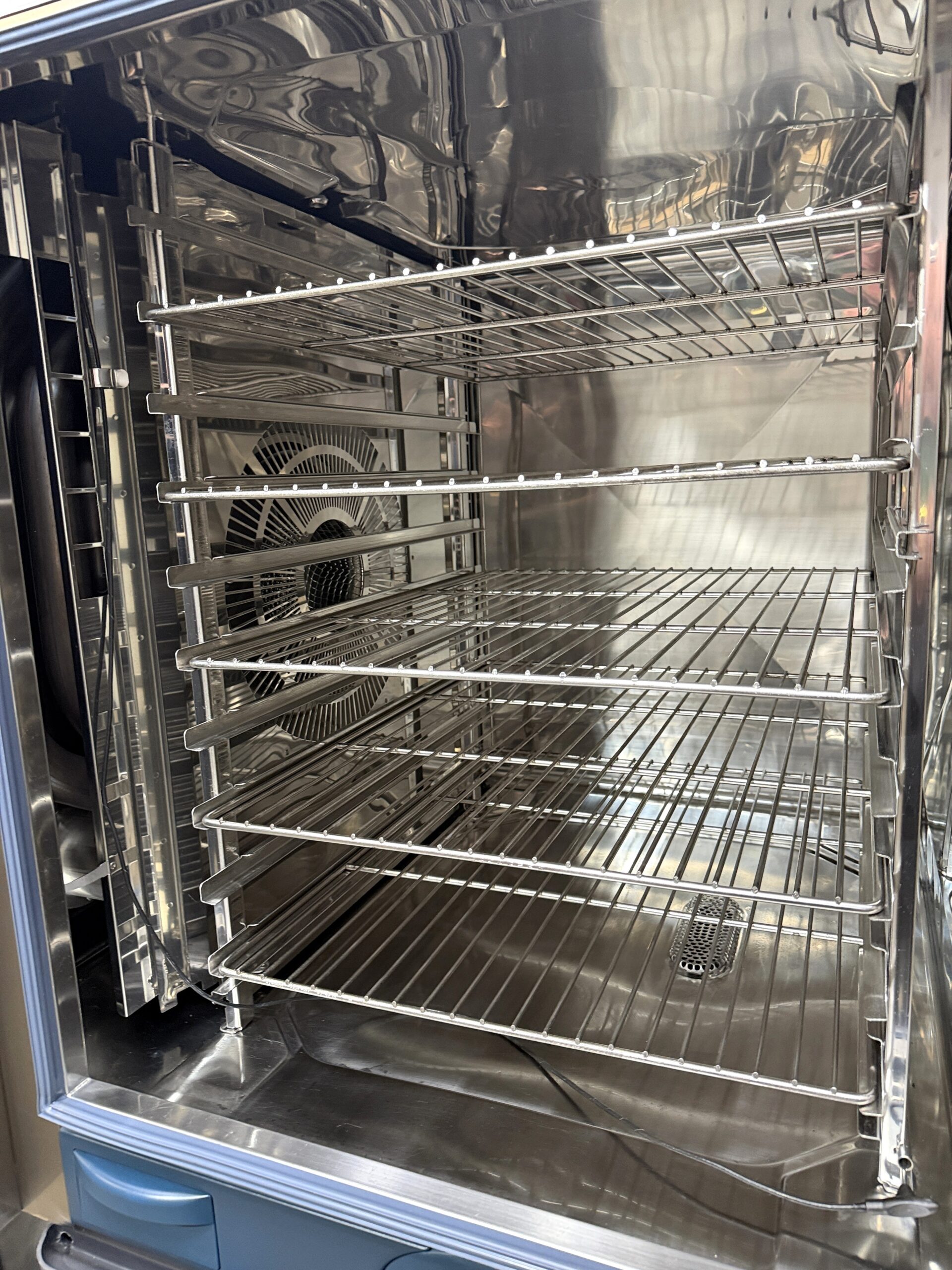 Rational (SCCWE102G) 10 pan/FULL size Natural Gas Combi Oven w/ STAND (Refurbished w/Warranty) - Image 4