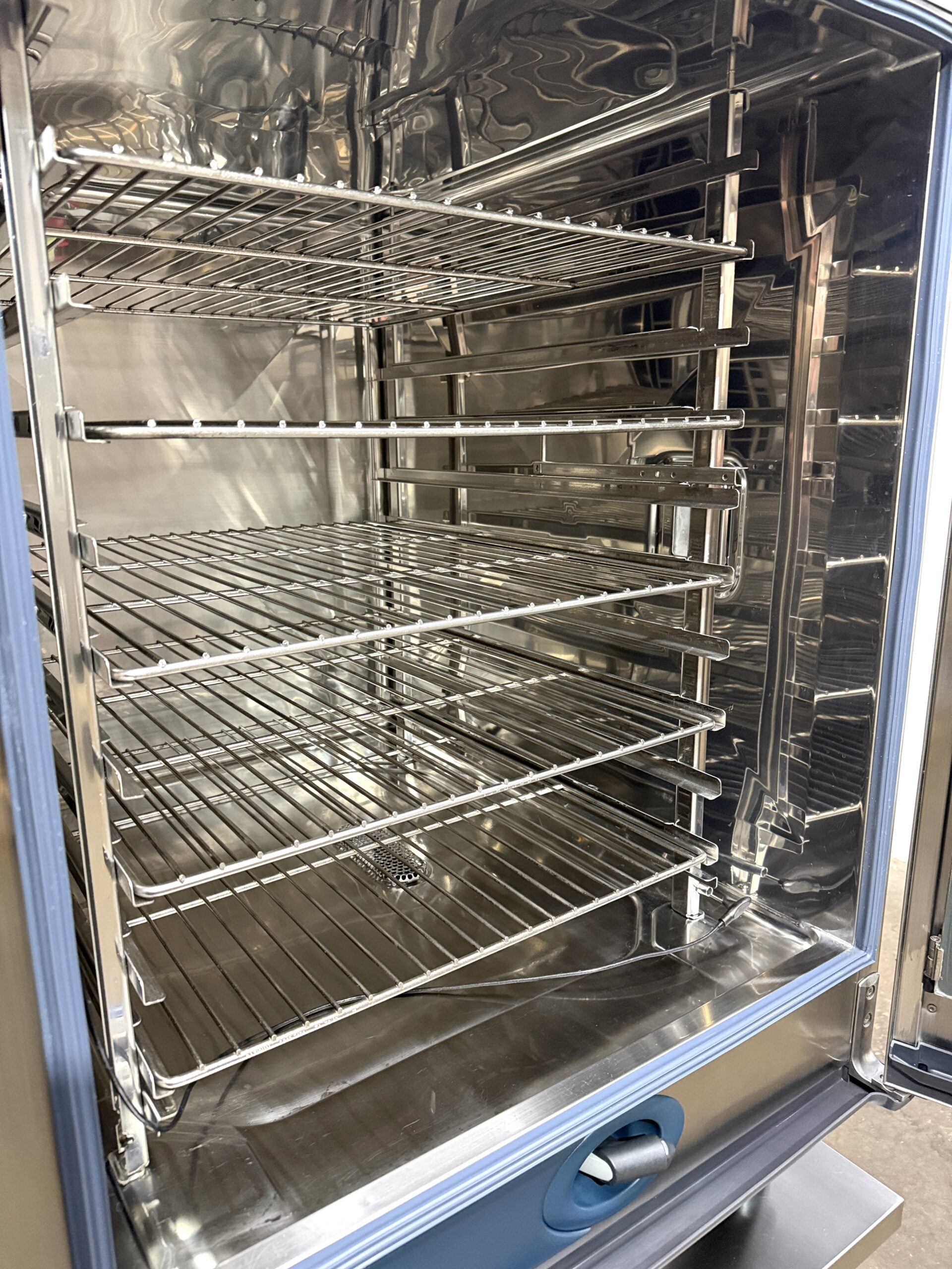 Rational (SCCWE102G) 10 pan/FULL size Natural Gas Combi Oven w/ STAND (Refurbished w/Warranty) - Image 3