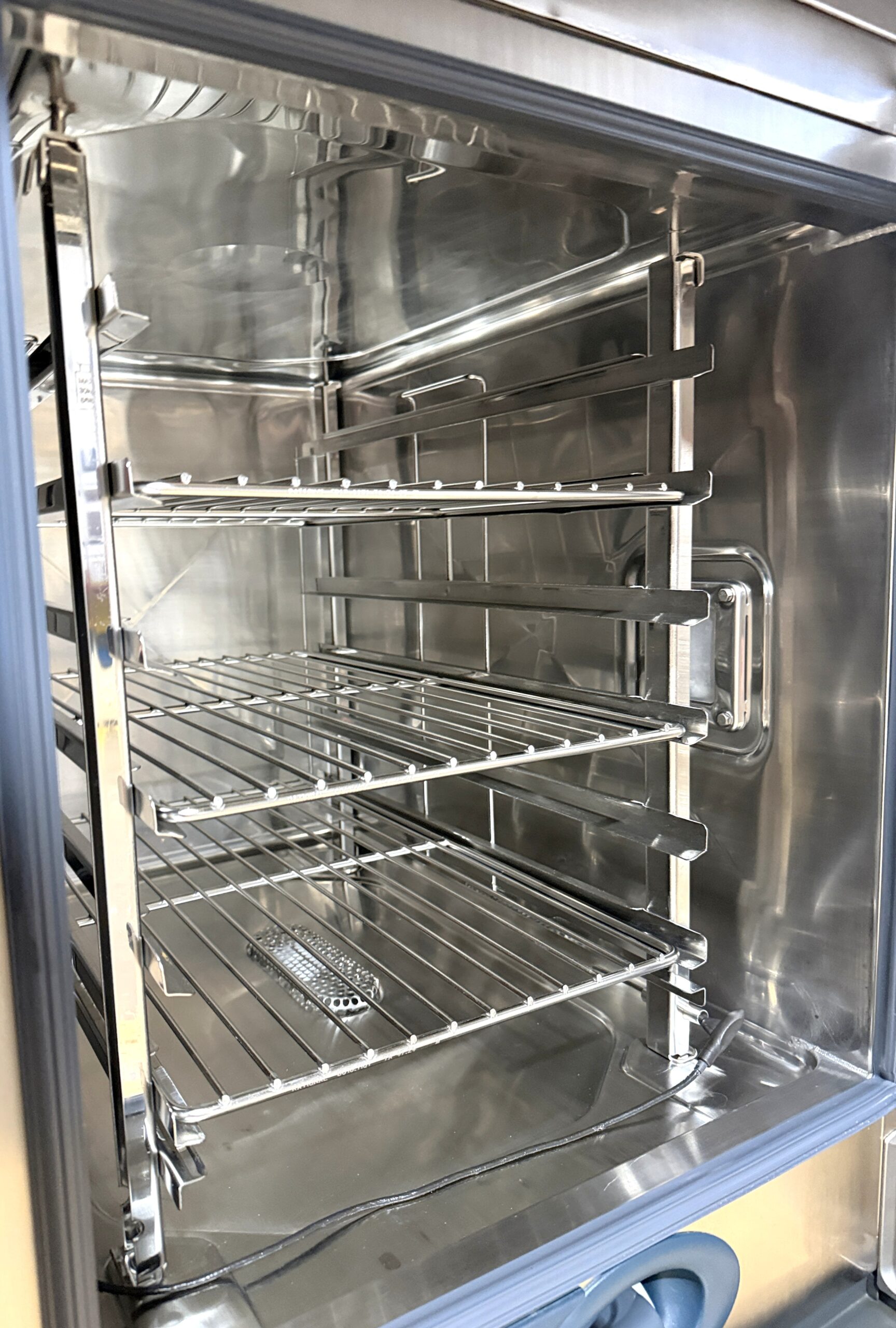 Rational 6 pan, half size, electric combi oven w/ Ultravent Hood (Refurbished w/WARRANTY) SINGLE PHASE ELECTRIC - Image 10