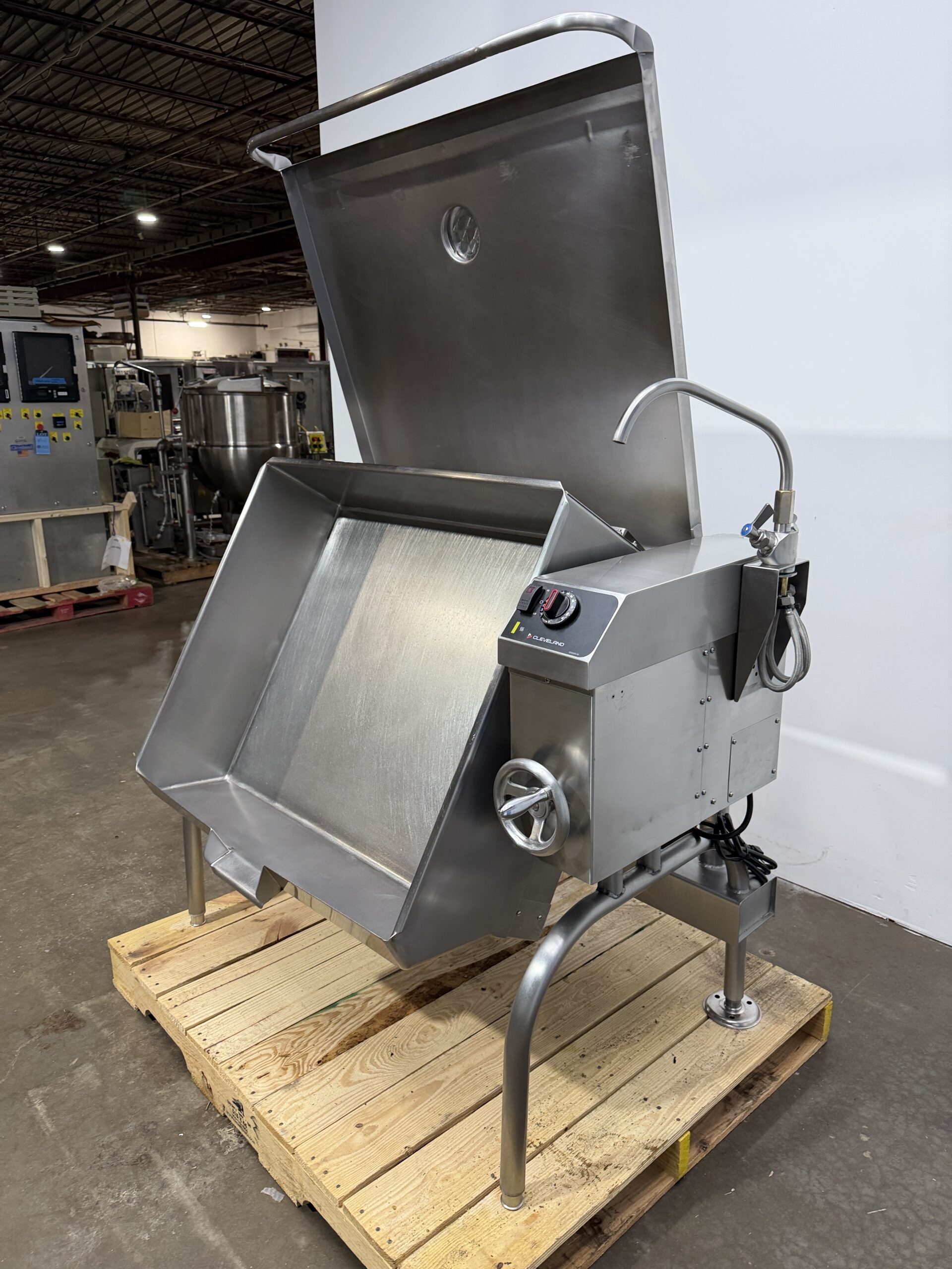 2019 Cleveland 40 gallon, Natural gas, Braising pan w/ Power Tilt (Refurbished w/Warranty) - Image 3